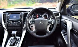 Mitsubishi Pajero Sport 2.4 Dakar SUV Diesel AT 2018 Hitam Dp 29,9 Jt No Pol Ganjil 11