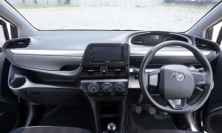 Toyota Sienta G MT 2019 10