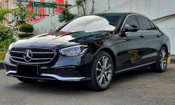 New Model Mercedes Benz E200 Avantgarde (W213) AT 2022 Hitam 3
