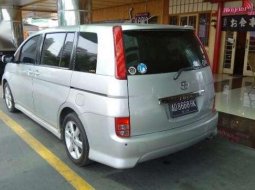 Toyota isis th 2005 silver istimewa 1