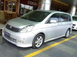 Toyota isis th 2005 silver istimewa 3