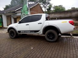 Jual cepat Mitsubishi Strada Triton GLX double cabin 4x4 Bandung 1