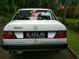 Mercedes Benz  200E Tahun 1987 Putih 5