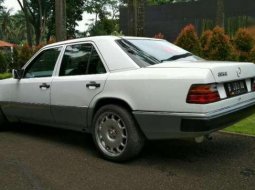 Mercedes Benz  200E Tahun 1987 Putih 3