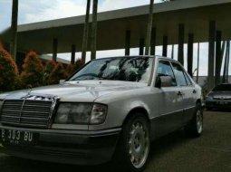 Mercedes Benz  200E Tahun 1987 Putih 4