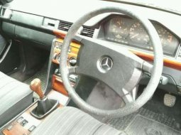 Mercedes Benz  200E Tahun 1987 Putih 2