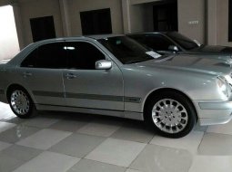 2001 Mercedes-Benz 260E Classic 1