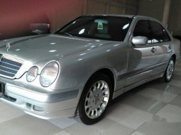 2001 Mercedes-Benz 260E Classic 10