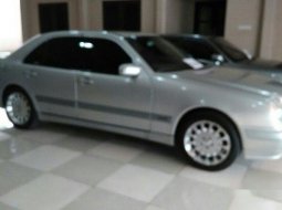 2001 Mercedes-Benz 260E Classic 3