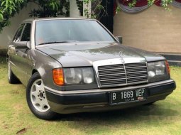  Mercedes-Benz 300E 1990 Sedan 4