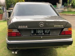  Mercedes-Benz 300E 1990 Sedan 1