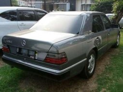 Jual mobil Mercedes-Benz 230E MT Tahun 1991 Manual 4