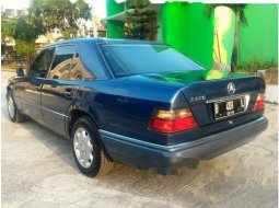 Mercedes-Benz 220E 2.2 Manual 1994 Dijual 8