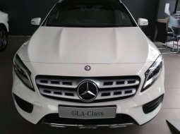 Mercedes-Benz GLA 200  2018 Putih 4