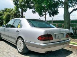 Mercedes-Benz E320 1996 terbaik 3