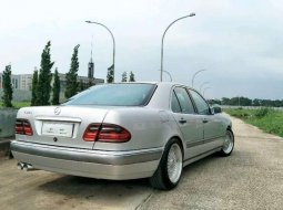 Mercedes-Benz E320 1996 terbaik 7