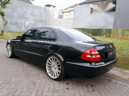 Mercedes-Benz E260  2003 Hitam 2