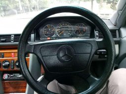 Mercedes-Benz E220 1995 terbaik 3