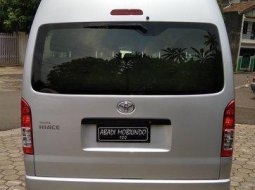 Toyota Hiace  2016 Silver 2