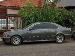 BMW 5 Series 528i 1997 Abu-abu 4