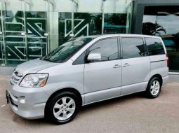 Toyota Noah 2005 dijual 6