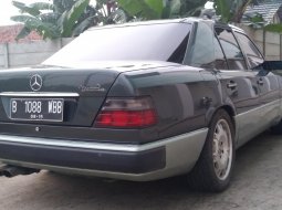 Jual Mobil Mercedes Benz E-Class E 320 1990 2