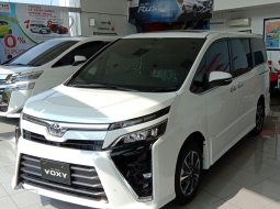 Jual Mobil Toyota Voxy 2018 2