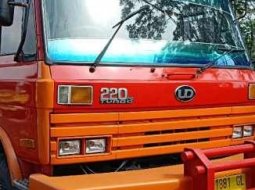 Nissan UD Truck 2002 terbaik 7