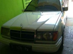 Mercedes-Benz 300E 1991 terbaik 3