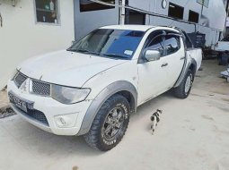 Mitsubishi Triton  2009 Putih 2