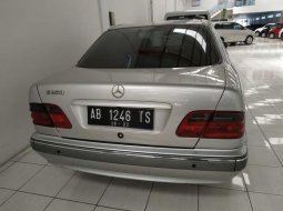 Jual Mobil Mercedes-Benz E-Class 260 2002 7