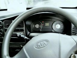 Kia Travello Option 2 2007 Putih 7