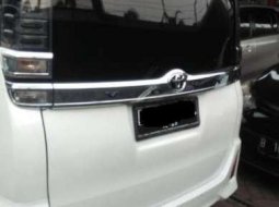 Toyota Voxy  2018 Putih 5