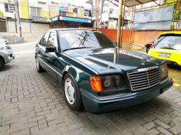 Mercedes-Benz E-Class 1989 terbaik 1