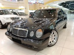 Jual mobil bekas Mercedes-Benz E-Class E 230 1997 dengan harga murah 2