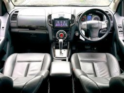 Isuzu MU-X 2.5 2016 Hitam 3