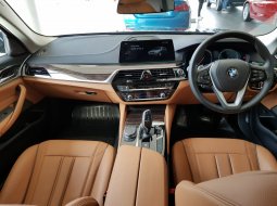 Jual mobil BMW 5 Series 530i 2018 4