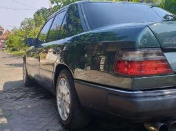 Jual cepat Mercedes-Benz 300E 1988 di Jawa Timur 3