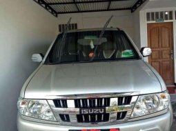 Mobil Isuzu Panther 2012 GRAND TOURING dijual, Jawa Timur 4
