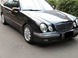 Mobil Mercedes-Benz E-Class E240 2001 terawat di DKI Jakarta 1