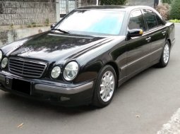 Mobil Mercedes-Benz E-Class E240 2001 terawat di DKI Jakarta 3