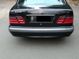 Mobil Mercedes-Benz E-Class E240 2001 terawat di DKI Jakarta 7