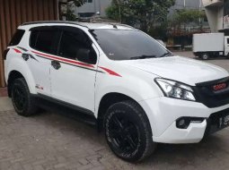 Jawa Barat, Isuzu MU-X 2017 kondisi terawat 4