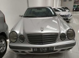 DI Yogyakarta, dijual mobil Mercedes-Benz 260E 2002 bekas 1