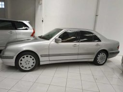 DI Yogyakarta, dijual mobil Mercedes-Benz 260E 2002 bekas 3