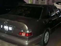 Mobil Mercedes-Benz 300E 1989 dijual, Jawa Barat 4