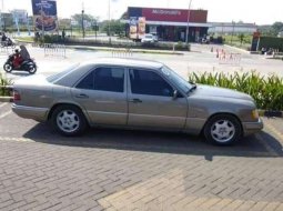 Mobil Mercedes-Benz 300E 1989 dijual, Jawa Barat 2
