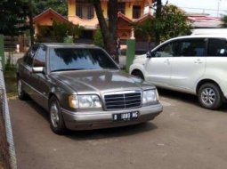Mobil Mercedes-Benz 300E 1989 dijual, Jawa Barat 1