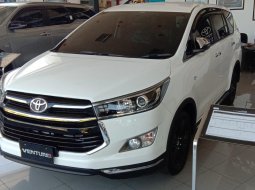 Jawa Timur, dijual mobil Toyota Venturer 2019 terbaik  1