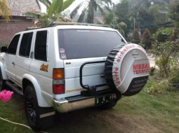 Sumatra Selatan, jual mobil Nissan Terrano Spirit 2001 dengan harga terjangkau 2